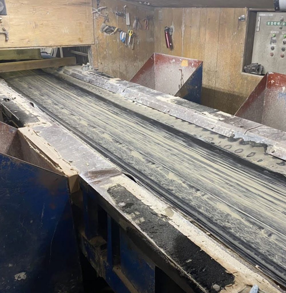 ㈱ワークの和歌山橋本工場では、産廃の選別などを行っております。